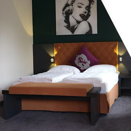 Carlton - Adults Only 4*