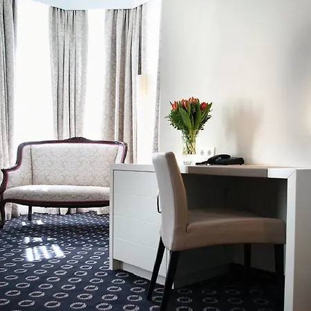 Carlton - Adults Only