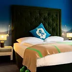 Carlton - Adults Only 4*